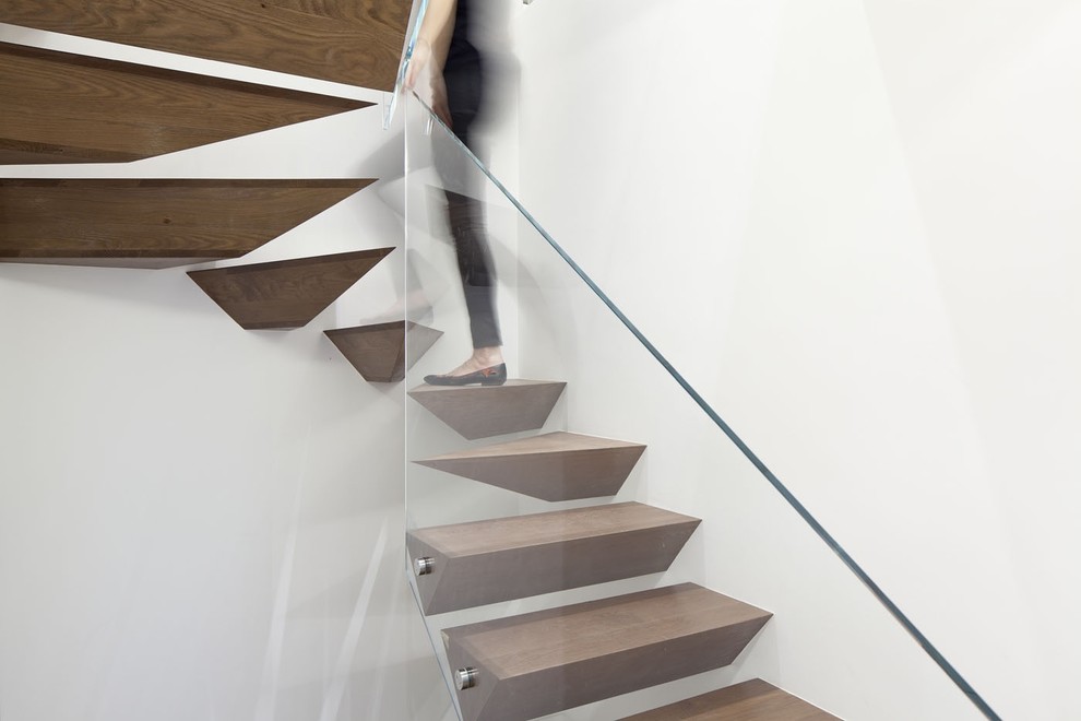 Design ideas for a modern floating staircase in Tel Aviv.