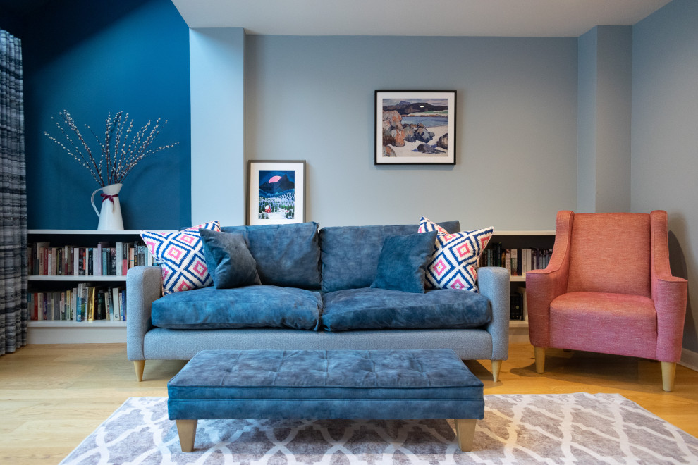 Exempel på ett modernt vardagsrum, med blå väggar
