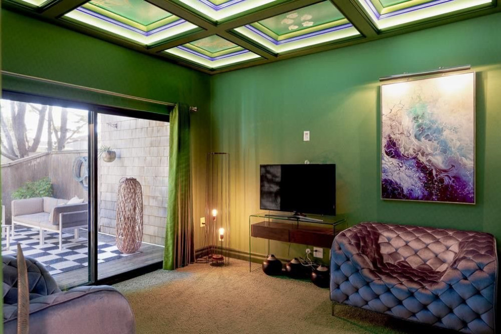 Inspiration pour une salle de séjour design de taille moyenne et ouverte avec un mur vert, moquette, un téléviseur indépendant, un sol gris, différents habillages de murs et différents designs de plafond.