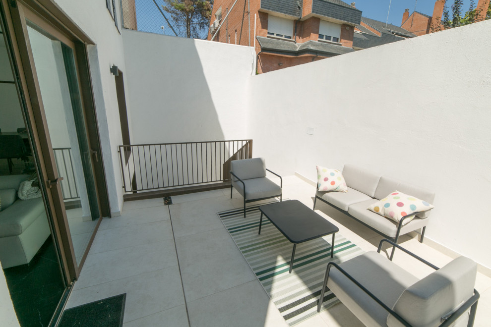 Foto de terraza contemporánea de tamaño medio en patio lateral