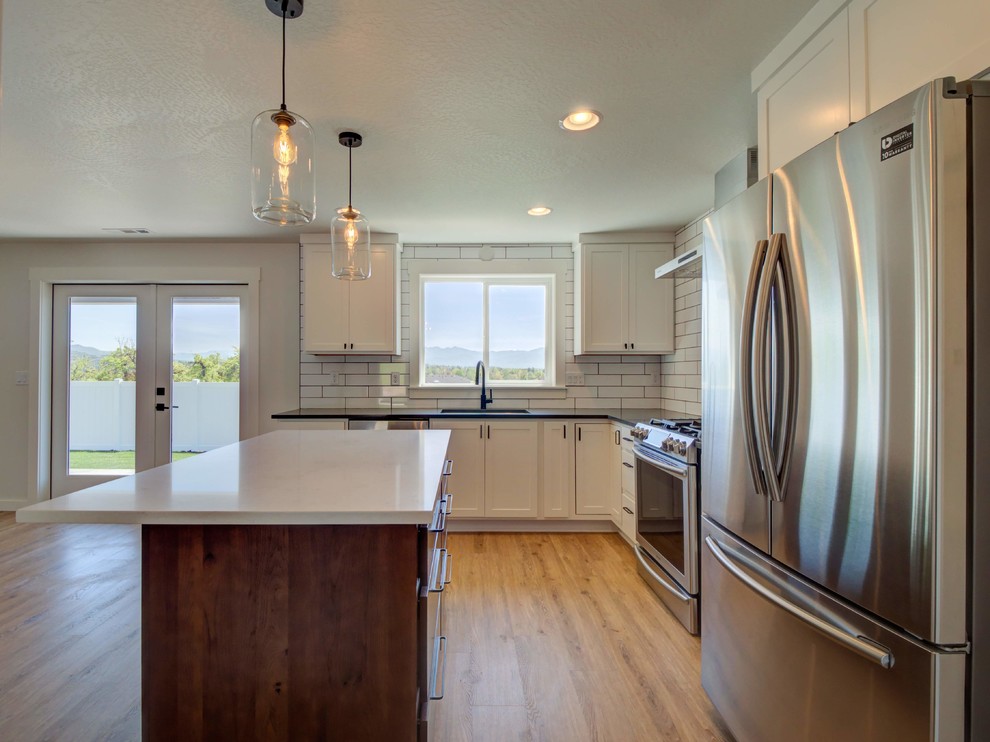 Kitchen - transitional kitchen idea