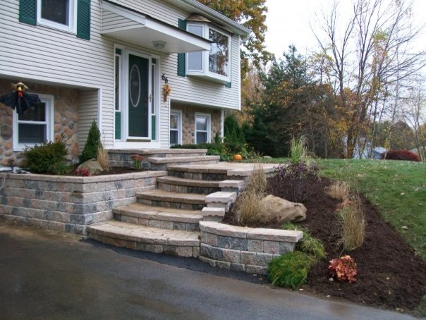 Example of a transitional entryway design in Boston