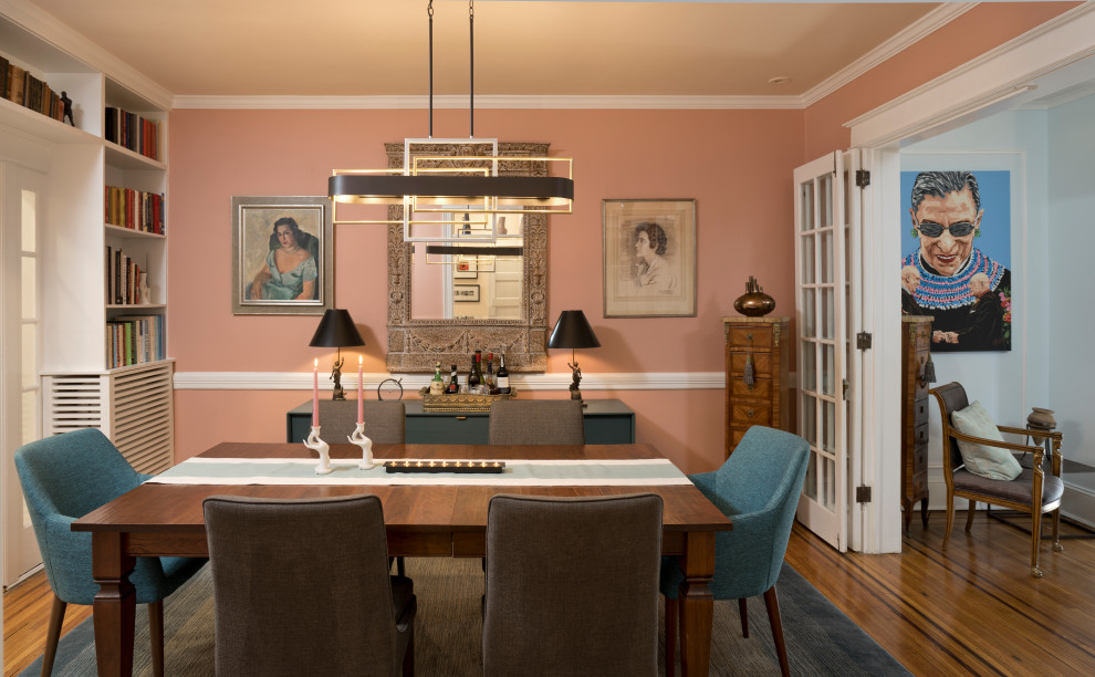 Ispirazione per una sala da pranzo minimalista chiusa e di medie dimensioni con pareti rosa, pavimento in legno massello medio e pavimento marrone
