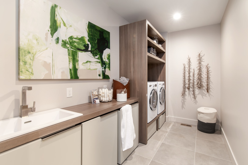 This is an example of a contemporary laundry room in Cincinnati.