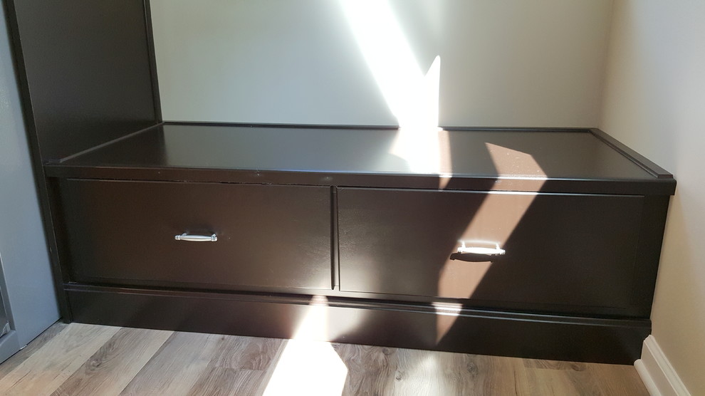 Home design - mid-sized transitional l-shaped light wood floor and brown floor home design idea with an undermount sink, raised-panel cabinets, dark wood cabinets, quartz countertops, multicolored backsplash, ceramic backsplash, stainless steel appliances and an island