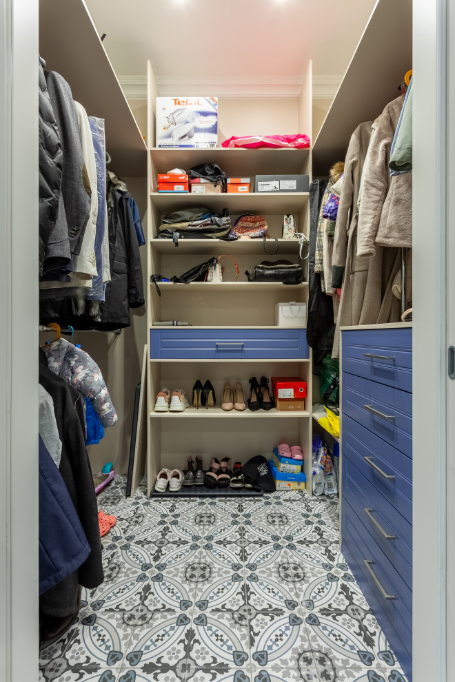 У гардеробных древесный корпус и синие фасады в эмали