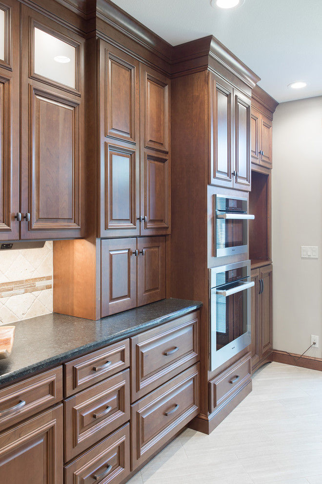 Kitchen - large transitional kitchen idea with an undermount sink, raised-panel cabinets, stainless steel appliances and an island