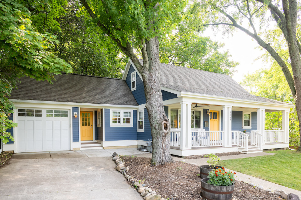 Immagine della villa piccola blu american style a due piani con rivestimento con lastre in cemento, tetto a capanna, copertura in tegole, tetto grigio e pannelli sovrapposti