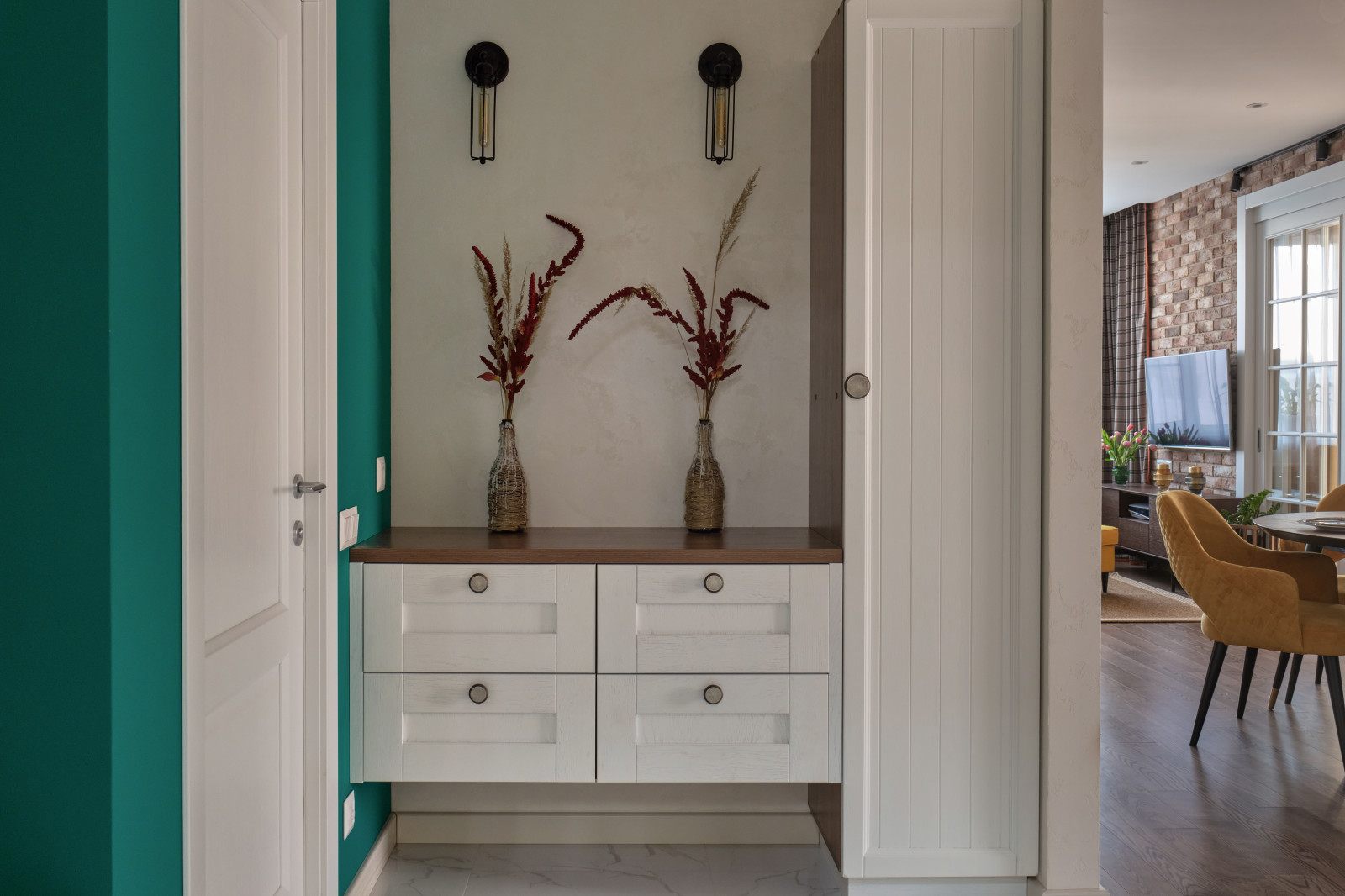 Яркий аутентичный интерьер, создающий иллюзию загородного дома