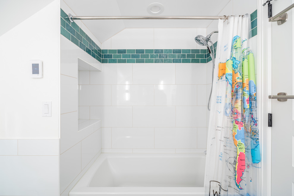 Пример оригинального дизайна: детская, серо-белая ванная комната в стиле модернизм с фасадами в стиле шейкер, зелеными фасадами, ванной в нише, душем над ванной, инсталляцией, белой плиткой, керамической плиткой, белыми стенами, полом из цементной плитки, раковиной с несколькими смесителями, столешницей из искусственного кварца, шторкой для ванной, бирюзовой столешницей, фартуком, тумбой под одну раковину и напольной тумбой