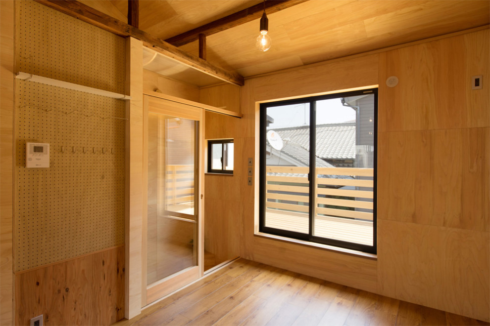 Свежая идея для дизайна: маленькая гостиная комната в восточном стиле с коричневыми стенами, коричневым полом, балками на потолке и деревянными стенами без камина для на участке и в саду - отличное фото интерьера
