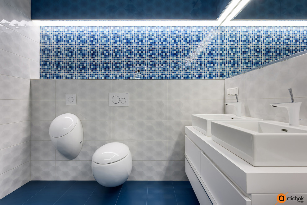 Дизайн детского санузла в синем и белом цвете