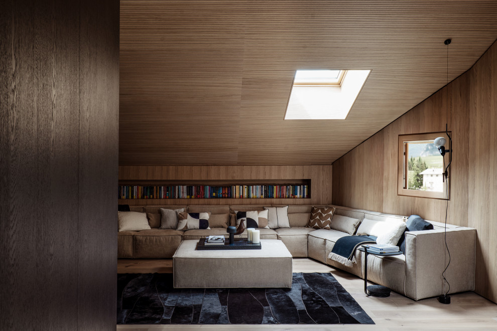 На фото: большая открытая гостиная комната в стиле модернизм с паркетным полом среднего тона, горизонтальным камином, фасадом камина из дерева, коричневым полом, деревянным потолком, деревянными стенами и ковром на полу