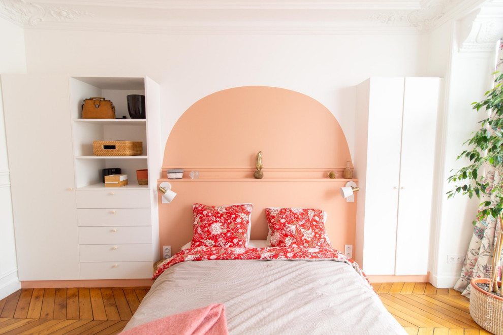Diseño de dormitorio principal y blanco y madera clásico renovado grande con paredes rosas y suelo de madera en tonos medios
