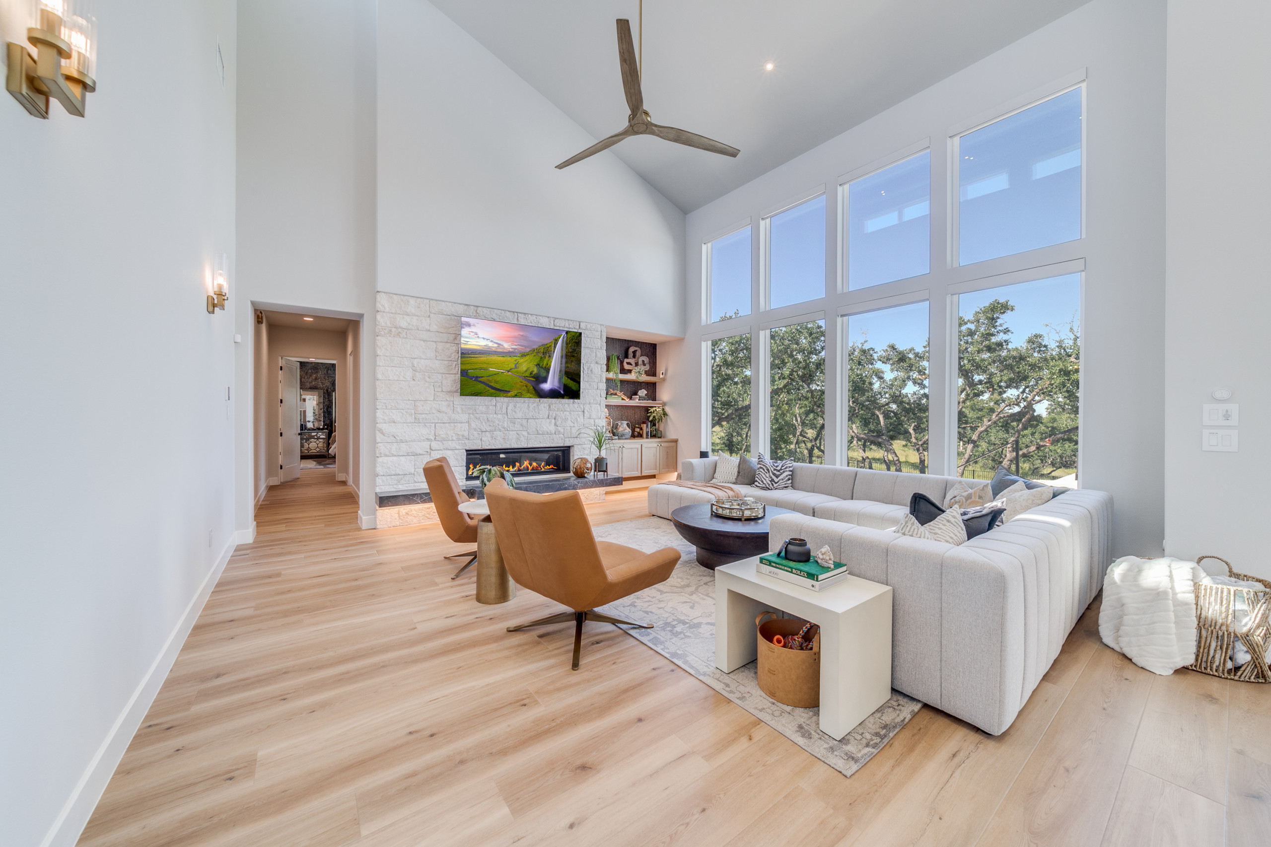 Modern European: 3,830 ft², 4 BR/3 BA/1 ST