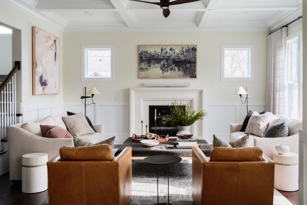 Foto di un soggiorno tradizionale con pareti beige, parquet scuro, camino classico, pavimento marrone, soffitto a cassettoni e boiserie