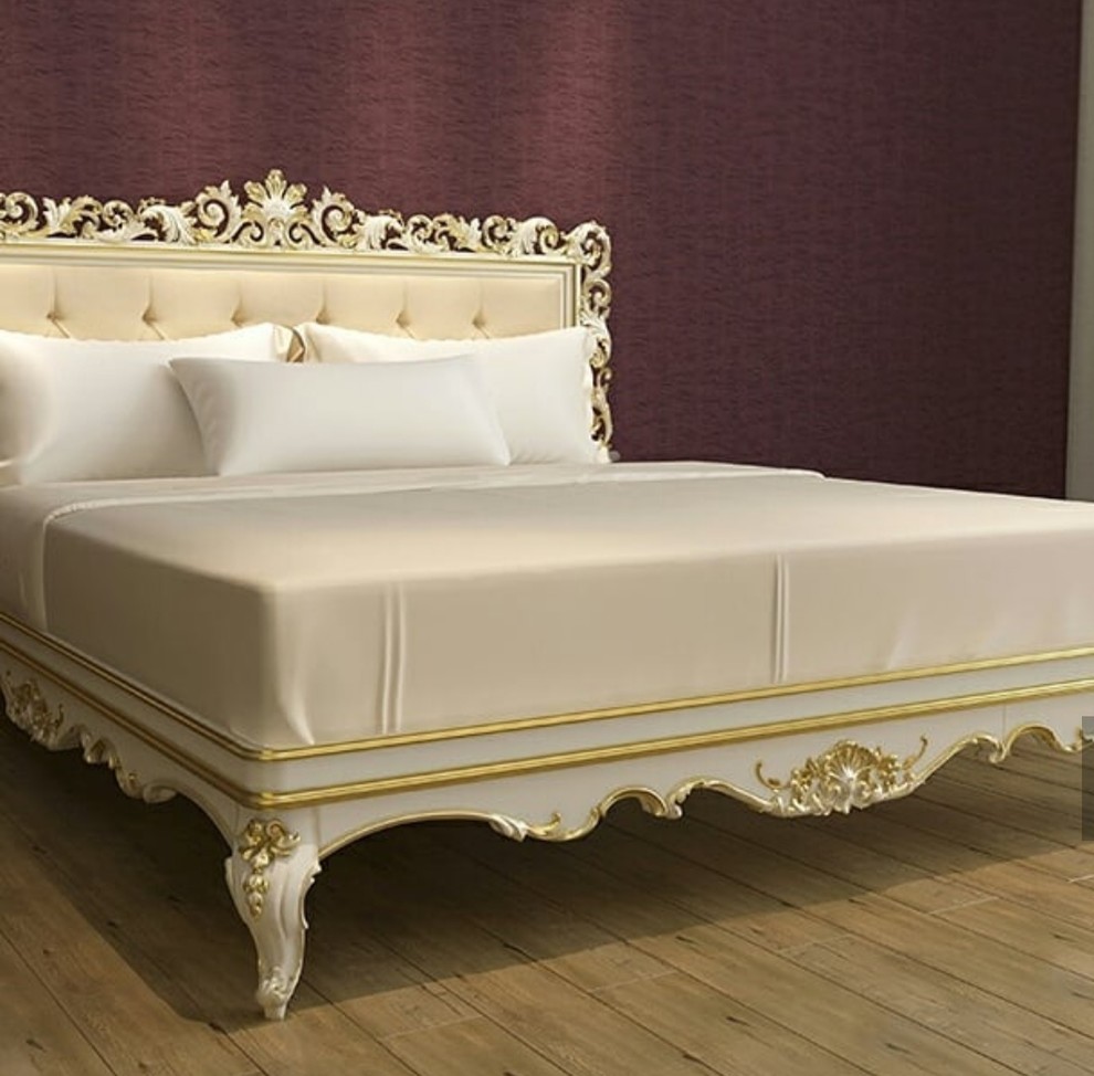 Оформление кровати в спальне.