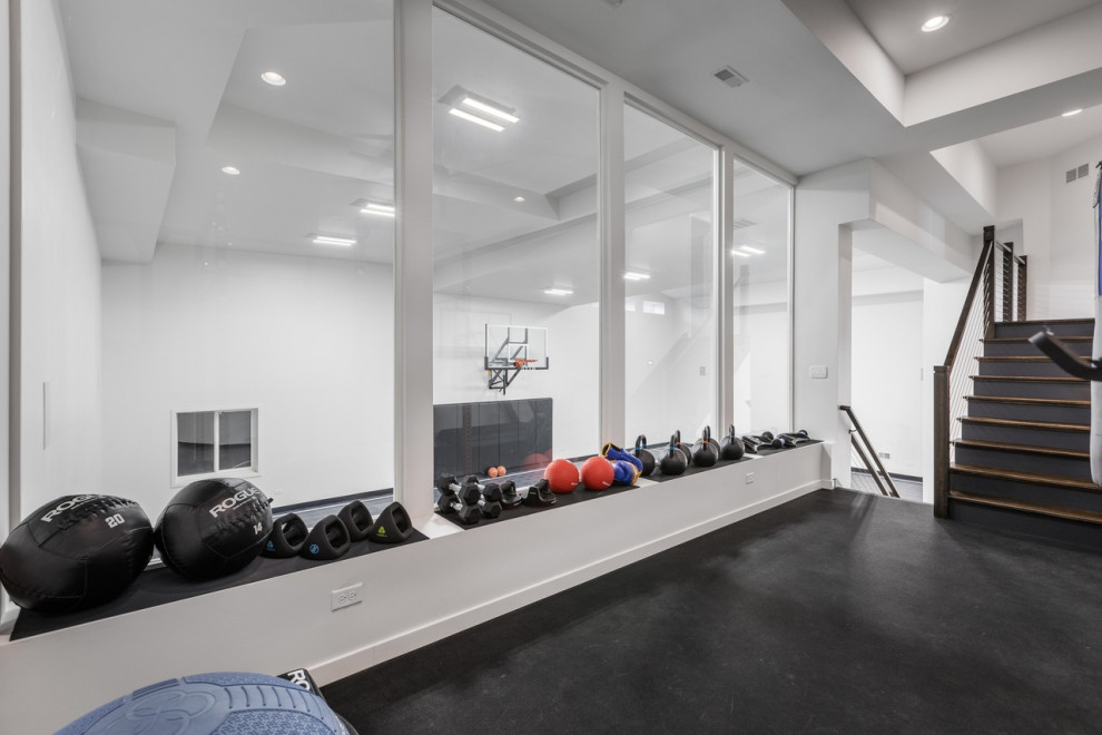 Großer Moderner Fitnessraum mit Indoor-Sportplatz, weißer Wandfarbe, Vinylboden, grauem Boden und gewölbter Decke in Chicago