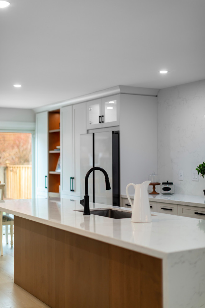Transitional kitchen photo in Toronto