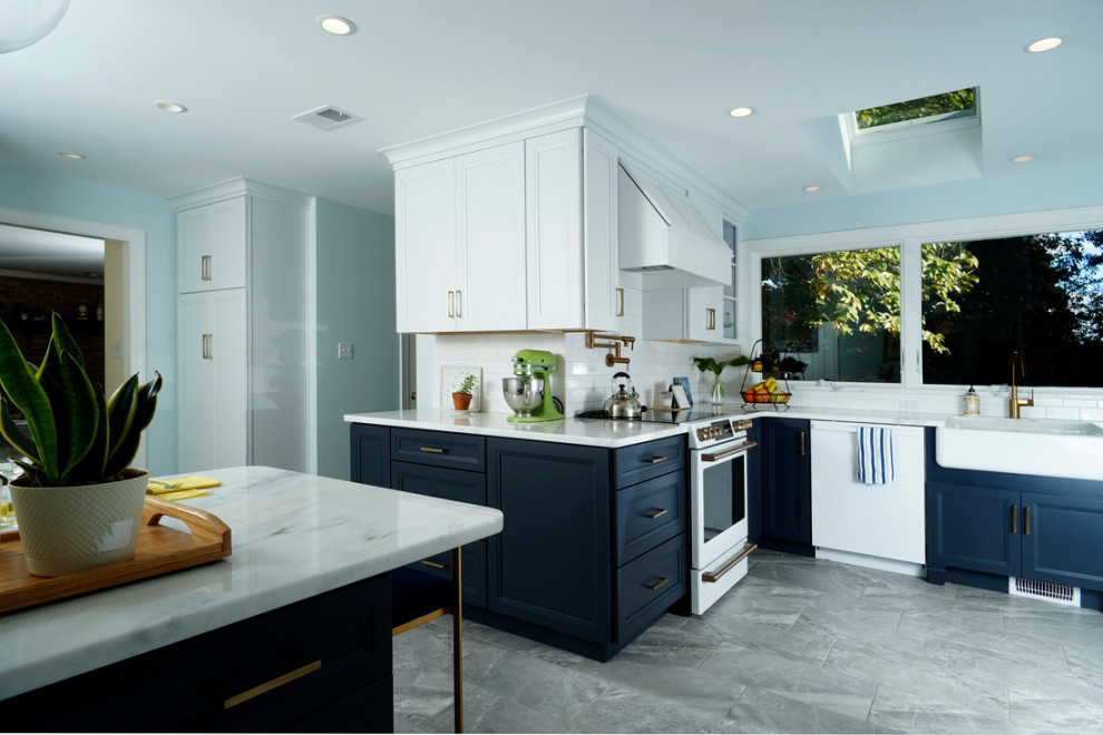 Große Moderne Küche mit Schrankfronten mit vertiefter Füllung, blauen Schränken, Quarzwerkstein-Arbeitsplatte, Küchenrückwand in Weiß, Kücheninsel und weißer Arbeitsplatte in Philadelphia
