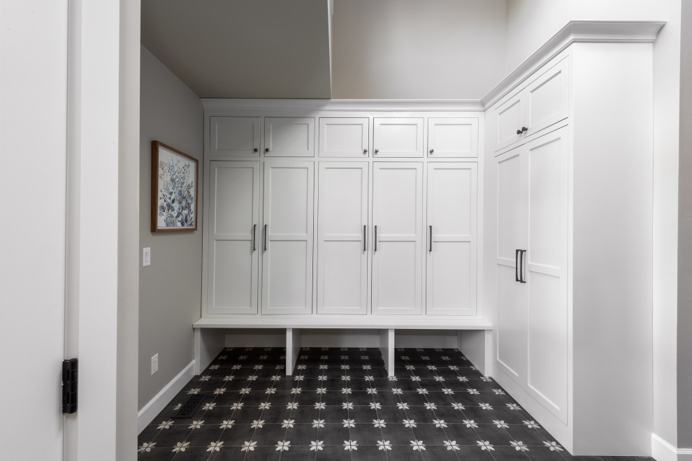 Источник вдохновения для домашнего уюта: тамбур среднего размера в стиле неоклассика (современная классика) с серыми стенами, полом из керамогранита, черным полом и сводчатым потолком