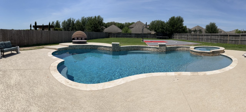 Cette photo montre une piscine sur mesure avec une dalle de béton.