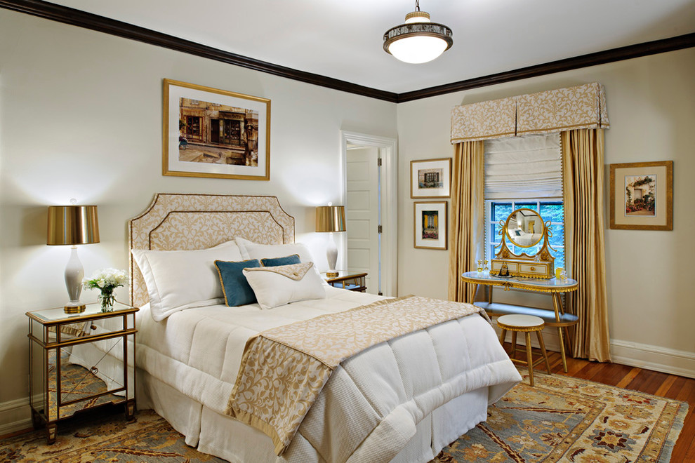 Ejemplo de dormitorio tradicional con paredes beige y suelo de madera en tonos medios
