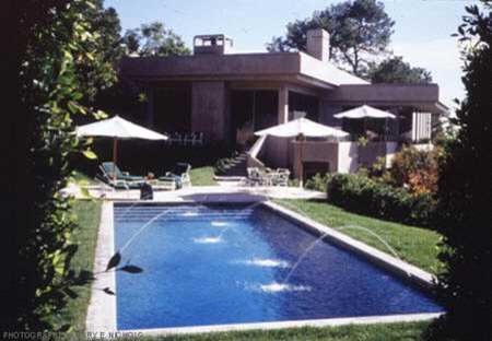 Design ideas for a contemporary pool in Los Angeles.