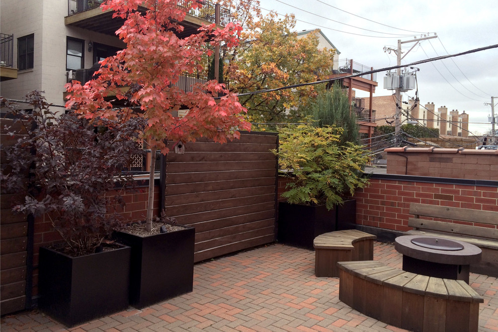 Inspiration for a mid-sized contemporary deck in Chicago.