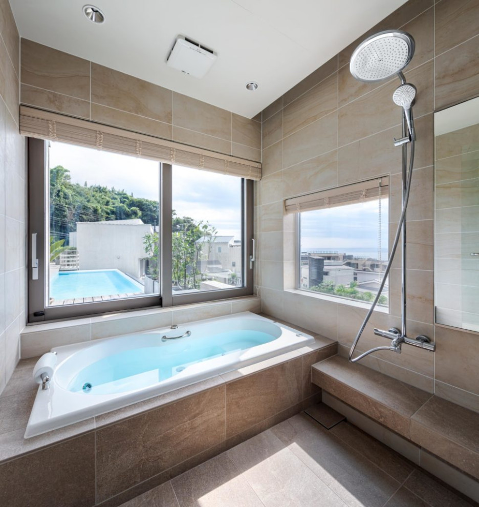 Industrial Badezimmer mit beigen Fliesen, Porzellanfliesen, beiger Wandfarbe, Porzellan-Bodenfliesen, beigem Boden und eingelassener Decke in Tokio