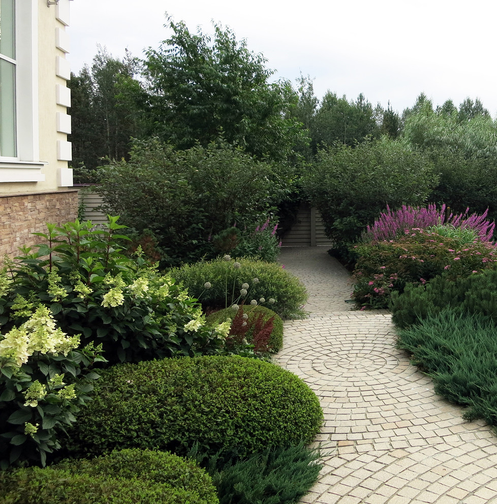 Сад с геометричным водоемом