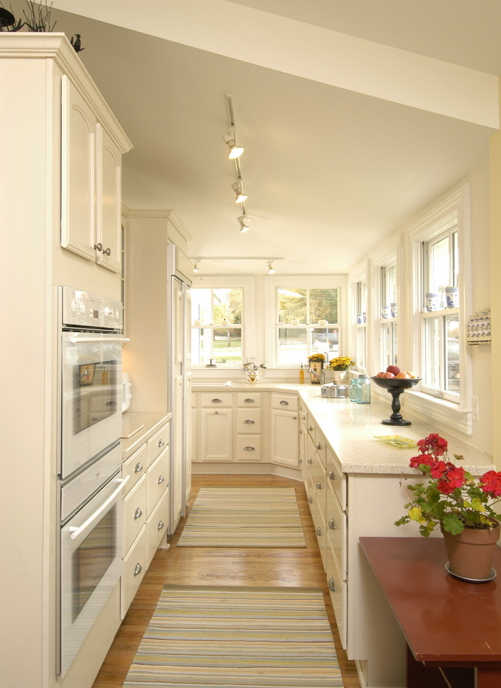 Design ideas for a traditional separate kitchen in DC Metro with white appliances.