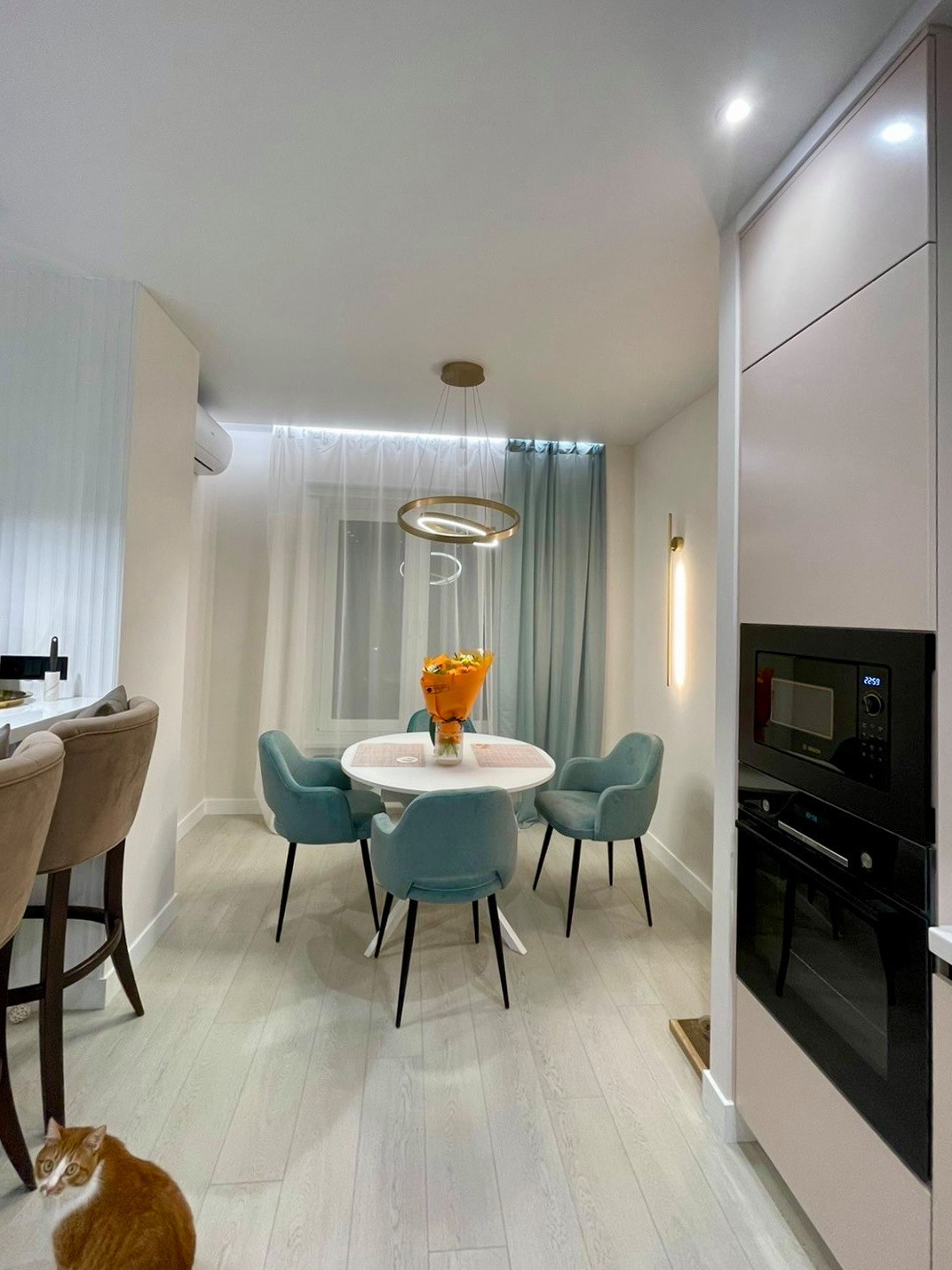 "Нотки Ментола" в кухни-гостиной для молодой пары в ЖК Лесопарковый