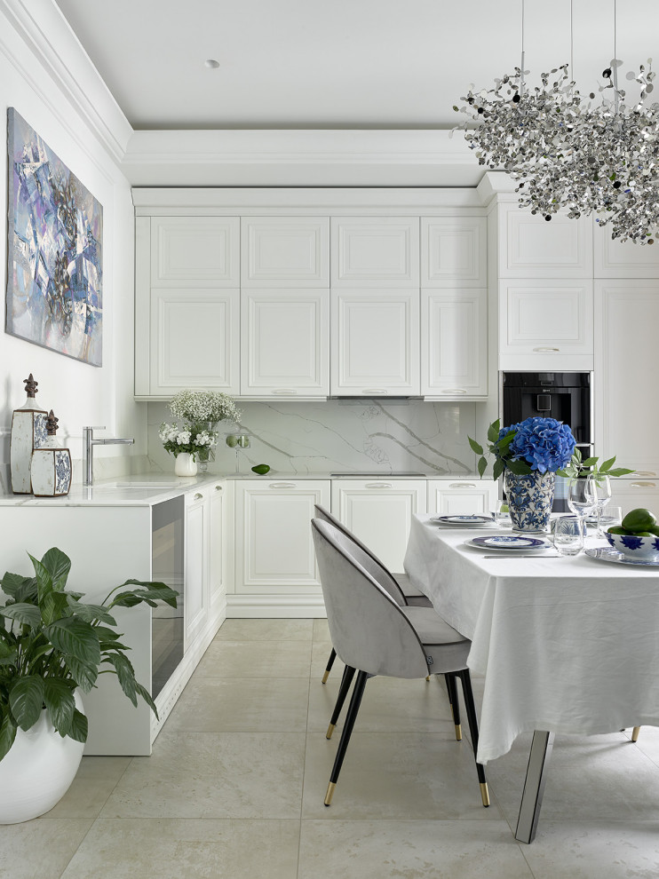 Свежая идея для дизайна: угловая кухня в современном стиле с фасадами с утопленной филенкой, белыми фасадами, белой столешницей и врезной мойкой - отличное фото интерьера