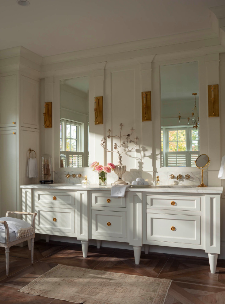 Пример оригинального дизайна: ванная комната среднего размера в стиле рустика с белыми фасадами, столешницей из искусственного кварца, белой столешницей, тумбой под две раковины и напольной тумбой