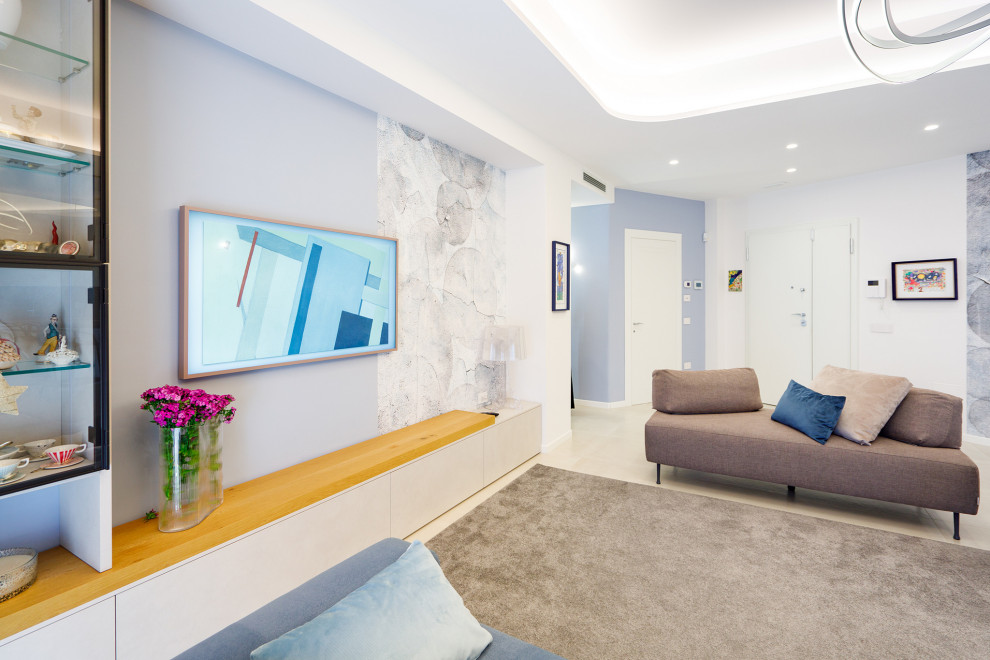 Immagine di un soggiorno minimal di medie dimensioni con libreria, pareti blu, TV a parete, soffitto ribassato e con abbinamento di divani diversi