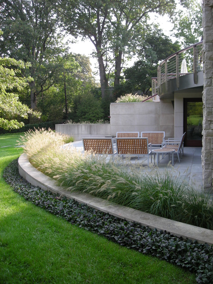 Photo of a transitional shaded garden in Detroit.
