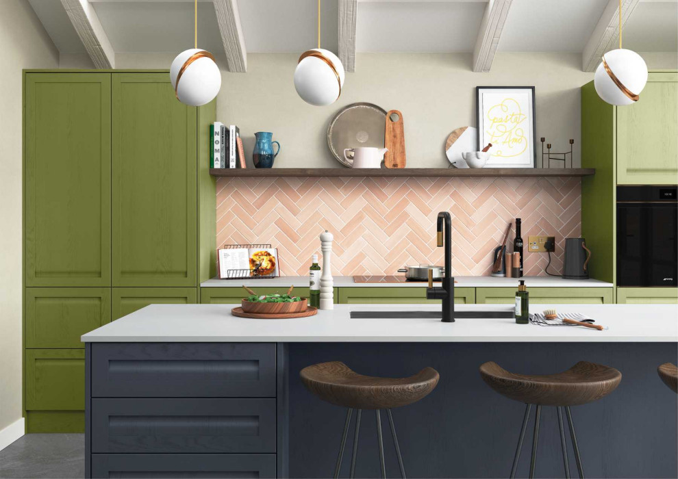Idéer för mellanstora funkis linjära vitt kök med öppen planlösning, med en nedsänkt diskho, skåp i shakerstil, gröna skåp, bänkskiva i koppar, orange stänkskydd, stänkskydd i tegel, svarta vitvaror och en köksö