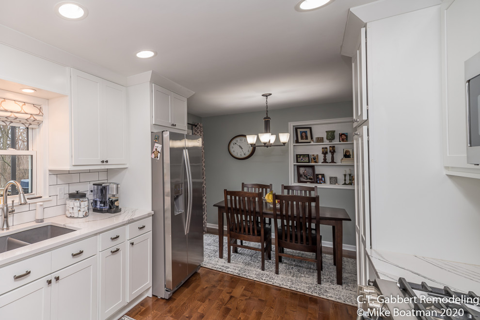 Example of a transitional kitchen design in Chicago