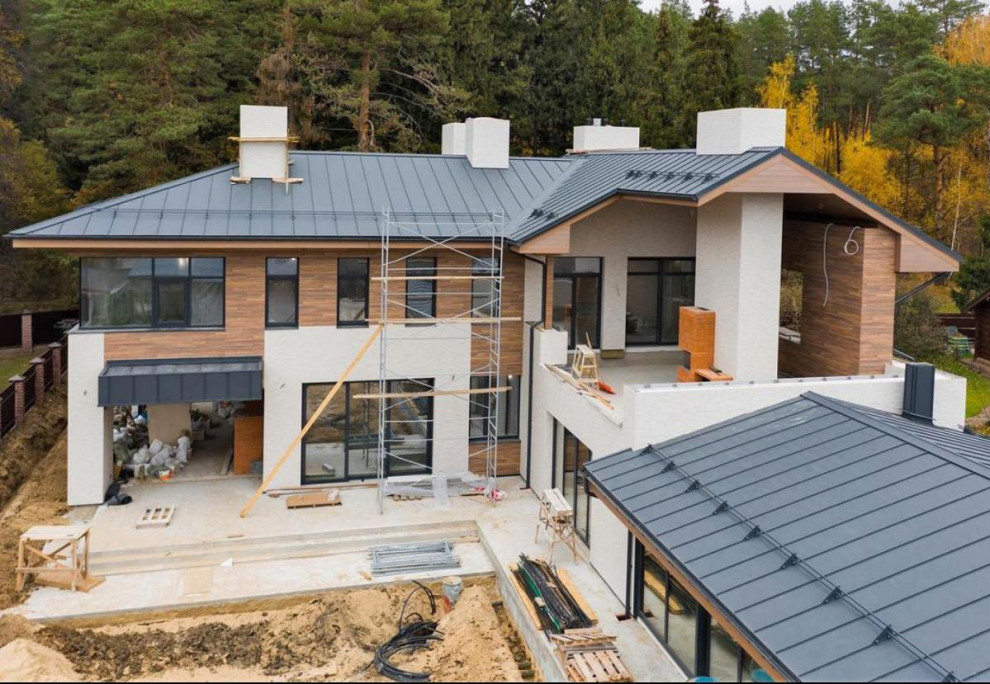 Дом с бассейном и верандой с камином