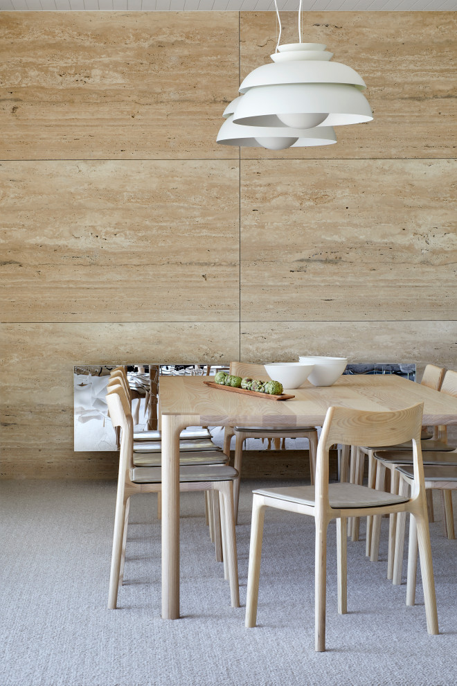 Aménagement d'une grande salle à manger bord de mer avec un mur beige, moquette, un sol beige, un plafond en lambris de bois et du lambris.
