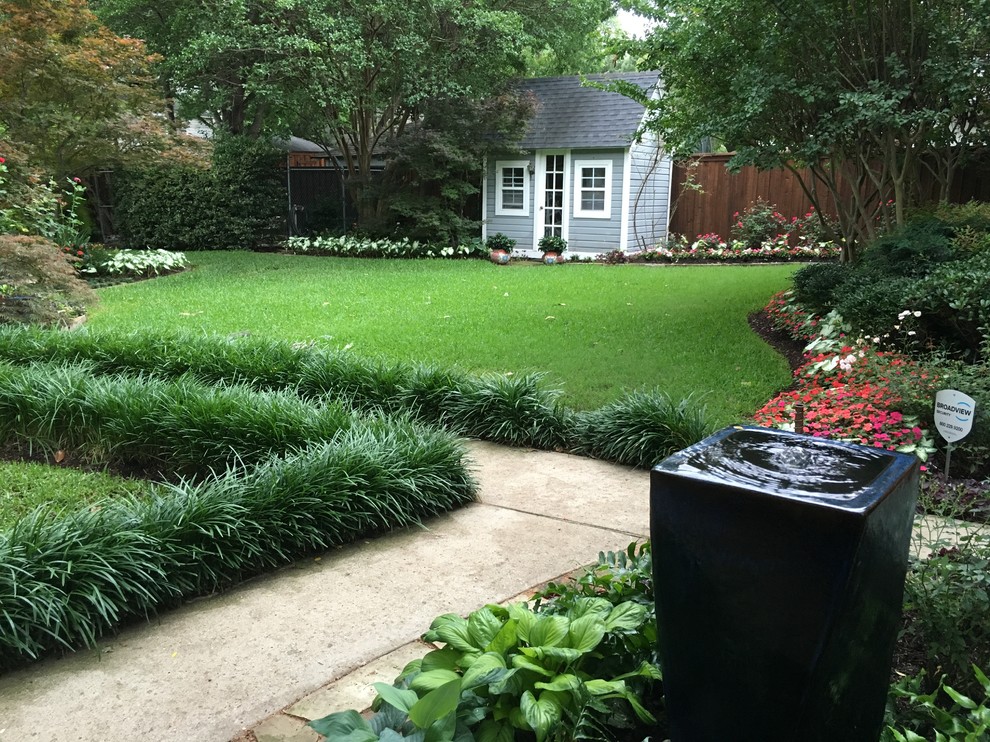 Design ideas for a traditional front yard partial sun garden in Dallas.