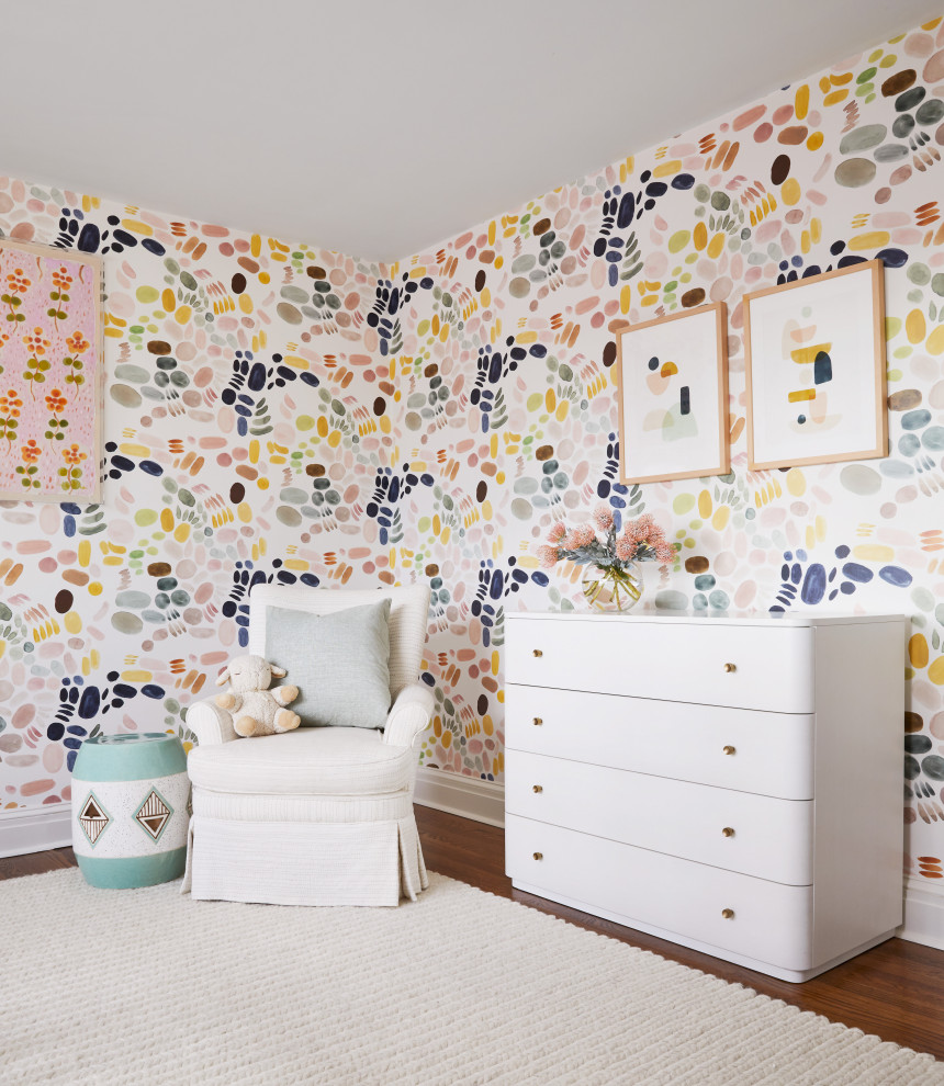 Idées déco pour une chambre d'enfant de 1 à 3 ans classique de taille moyenne avec un mur multicolore, parquet foncé et un sol marron.