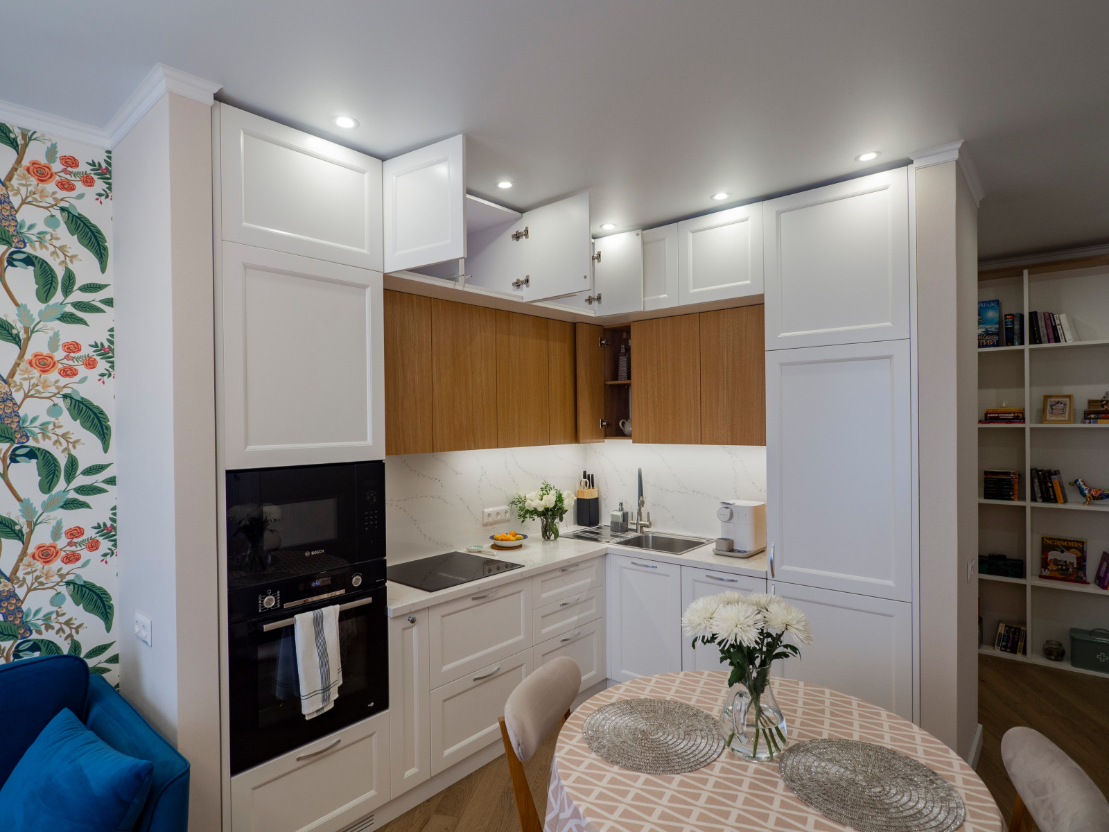 Уютная белая неоклассическая кухня с элементами под дерево