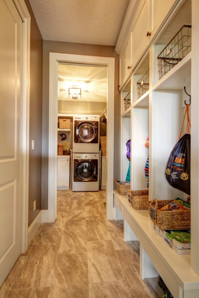 Inspiration for a transitional home design remodel in Chicago