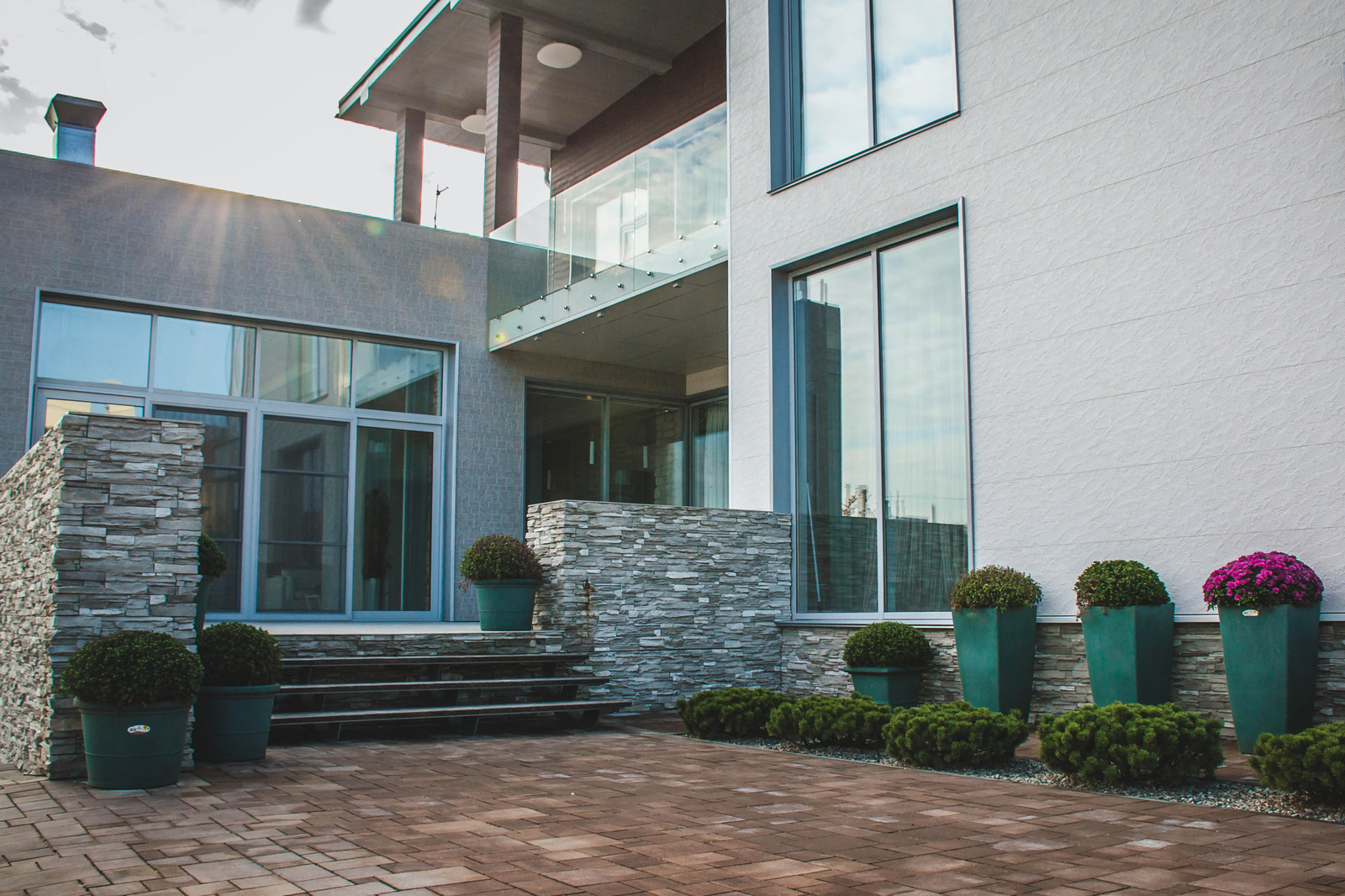 Дом в современном стиле с консольной лестницей