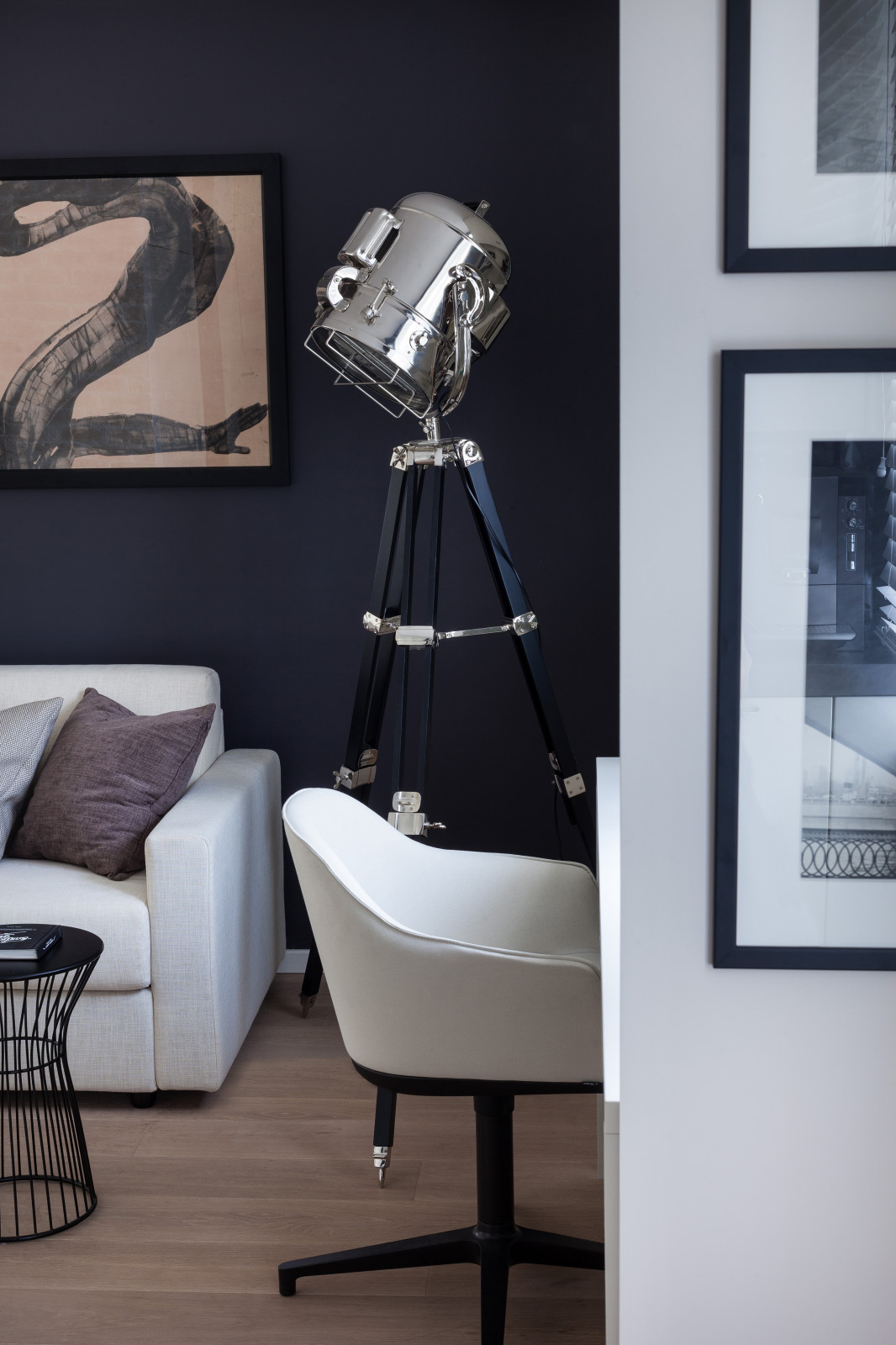 Много света