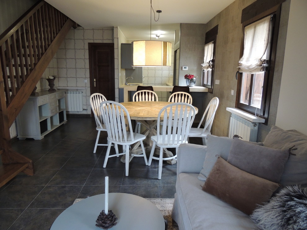 Ejemplo de comedor campestre con todas las chimeneas y marco de chimenea de madera