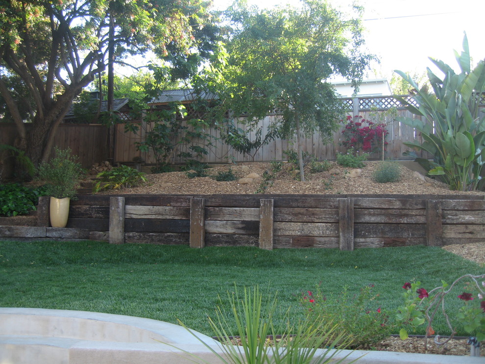 Designing Retaining Walls That Are Eye Catching And Interesting Beautyharmonylife - Can Railroad Ties Be Used For A Retaining Wall