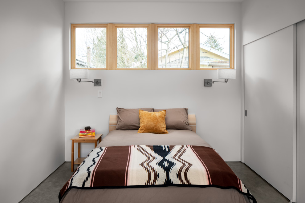 ポートランドにある小さなコンテンポラリースタイルのおしゃれな主寝室 (白い壁、コンクリートの床、グレーの床) のレイアウト